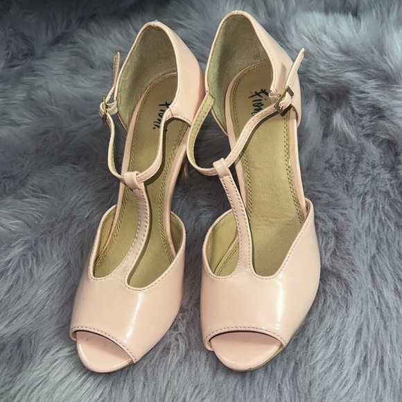 Womens Shoes - Picture 5 of 5